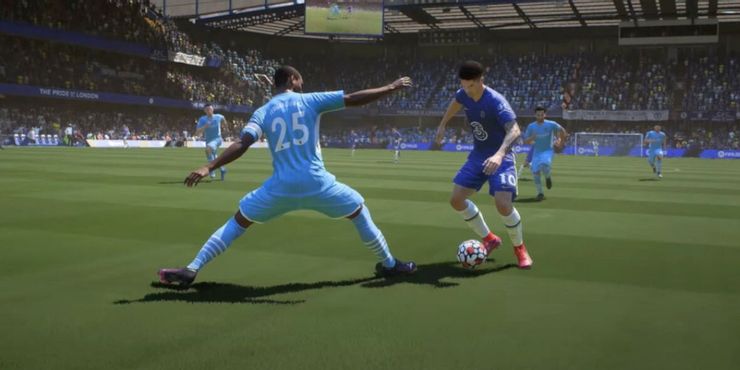 Pressuring-an-opponent-in-FIFA-22-Cropped